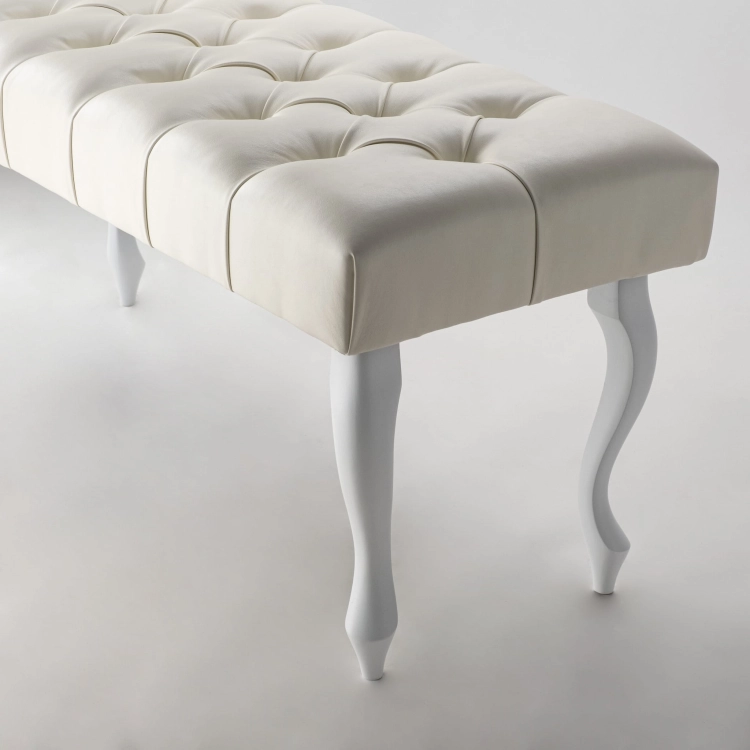 Elegante panca in pelle color crema con trapuntatura, ideale per l'ingresso o il corridoio