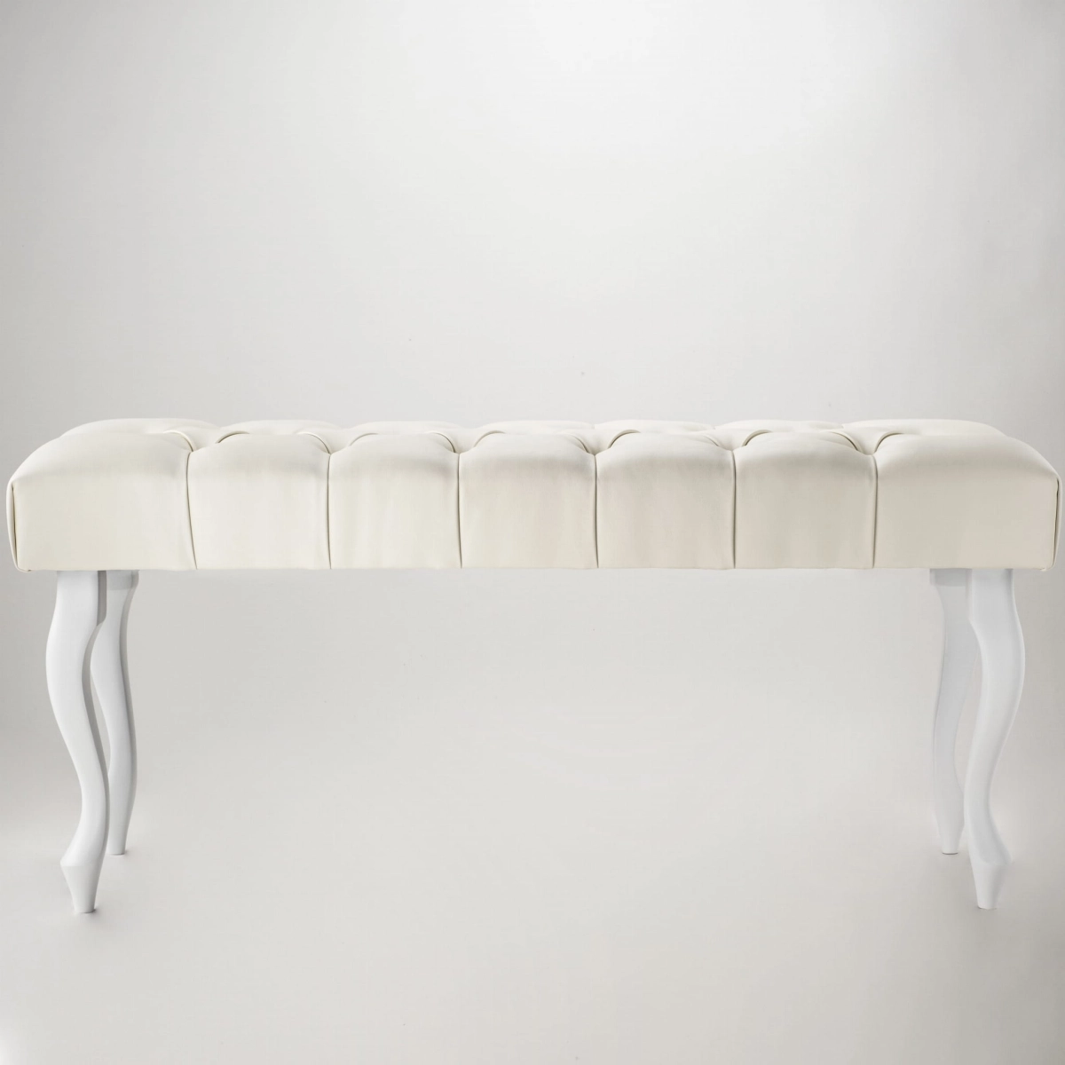 Panca trapuntata in pelle color crema per il corridoio, un mobile elegante e pratico