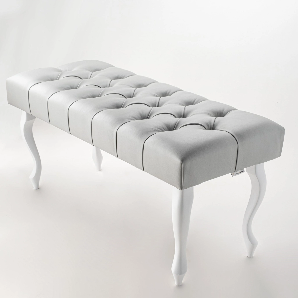 Panca Chesterfield classica, trapuntata, in pelle grigia, eleganza e comfort