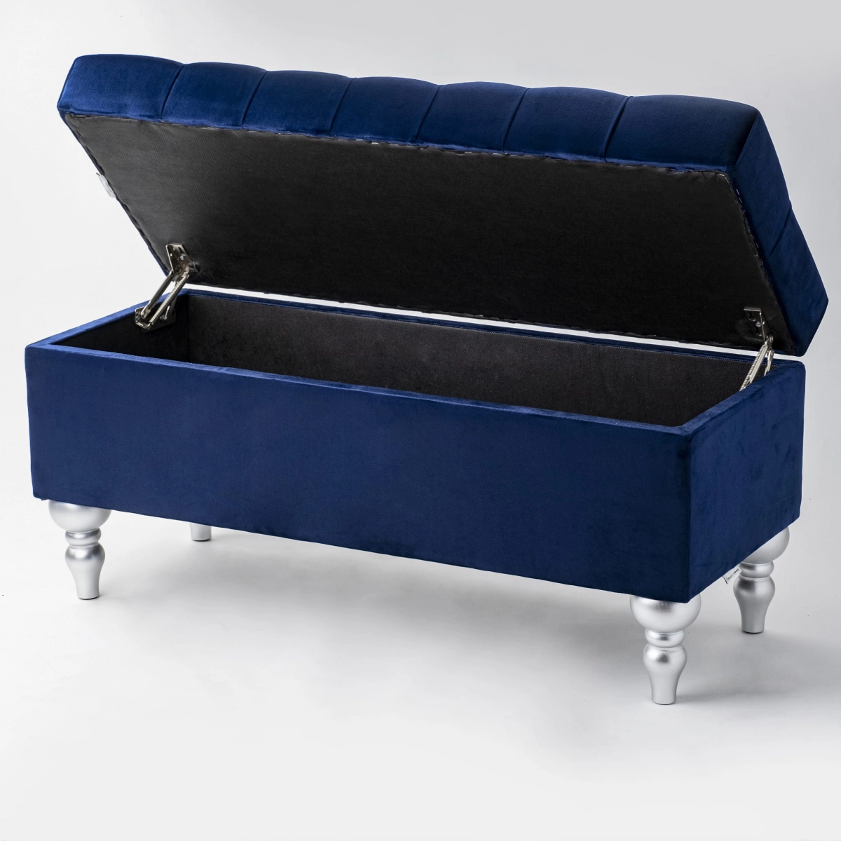 Pouf trapuntato blu navy con vano portaoggetti, un accessorio elegante e capiente