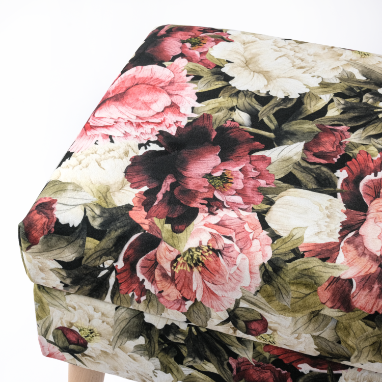 Baule con design floreale, un mobile elegante e pratico