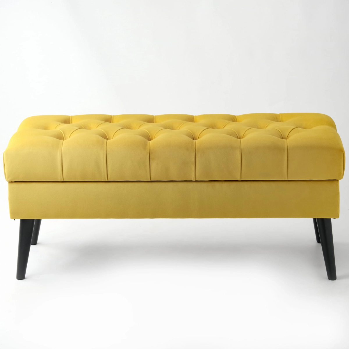 Elegante cassapanca trapuntata color miele, un pratico elemento d'arredo per gli interni