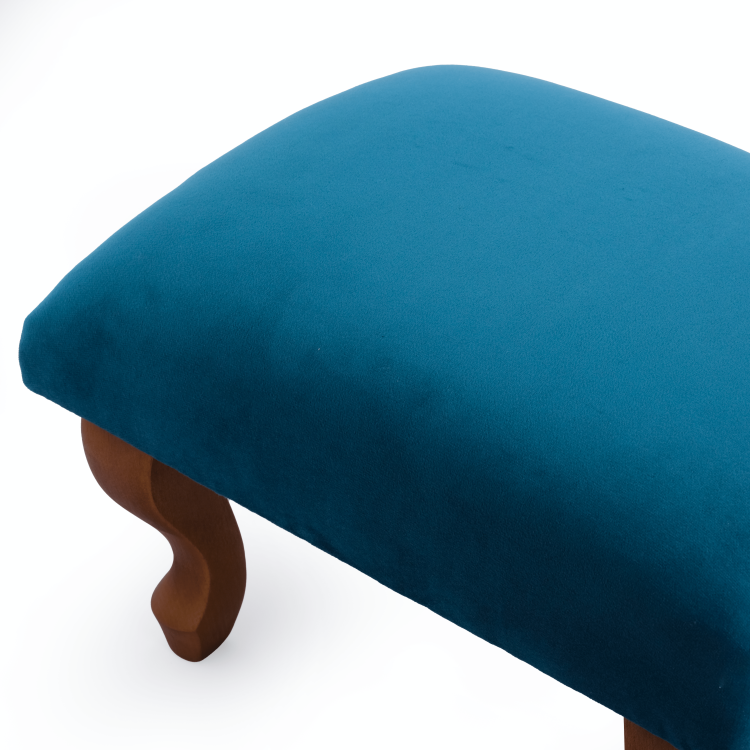 Elegante poggiapiedi imbottito blu, comfort ed estetica in un unico elemento