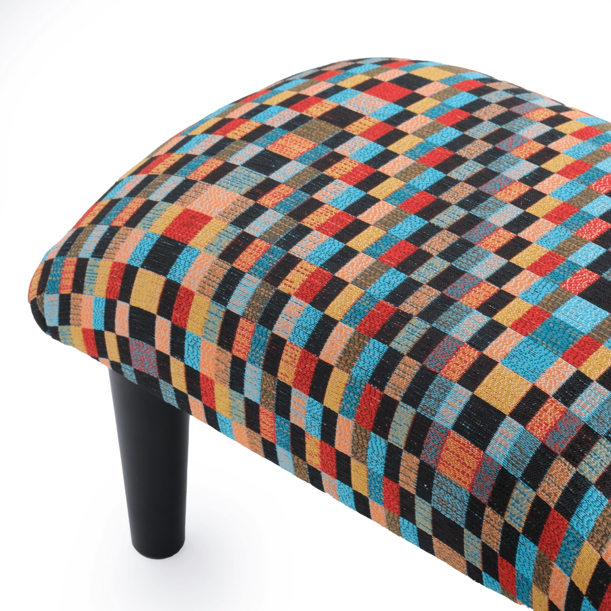Poltrona poggiapiedi dai colori vivaci, un elemento d'arredo comodo e decorativo