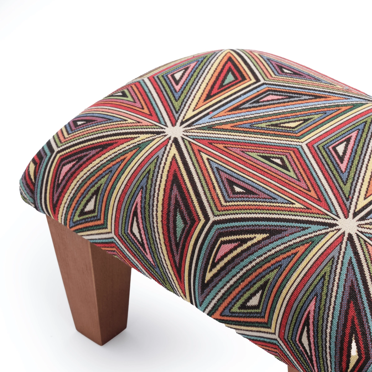 Poltrona poggiapiedi dai colori vivaci, un elemento d'arredo comodo e decorativo