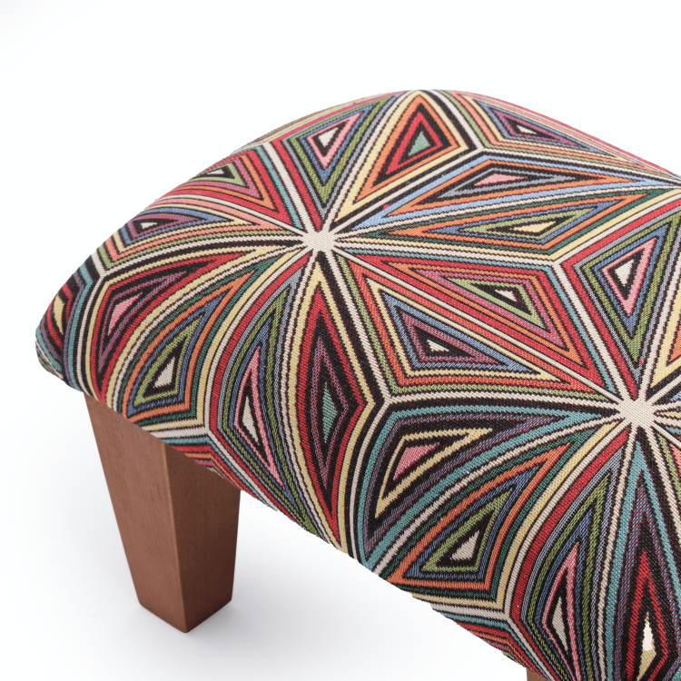 Poltrona poggiapiedi dai colori vivaci, un elemento d'arredo comodo e decorativo