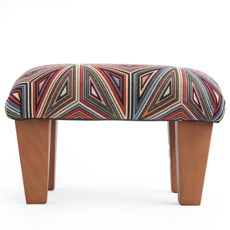 Comodo poggiapiedi della poltrona con imbottitura colorata, design originale