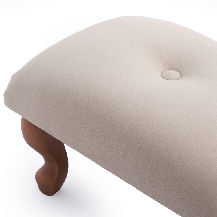 Sgabello moderno trapuntato color latte, pratico ed esteticamente gradevole