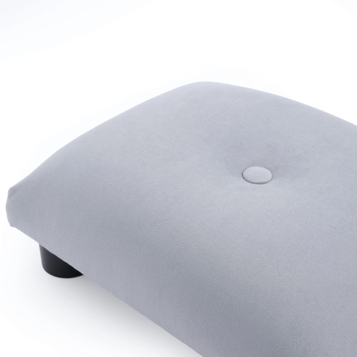 Morbido pouf trapuntato grigio, un elemento d'arredo pratico ed esteticamente gradevole