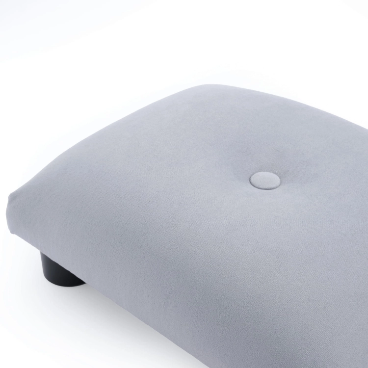 Morbido pouf trapuntato grigio, un elemento d'arredo pratico ed esteticamente gradevole