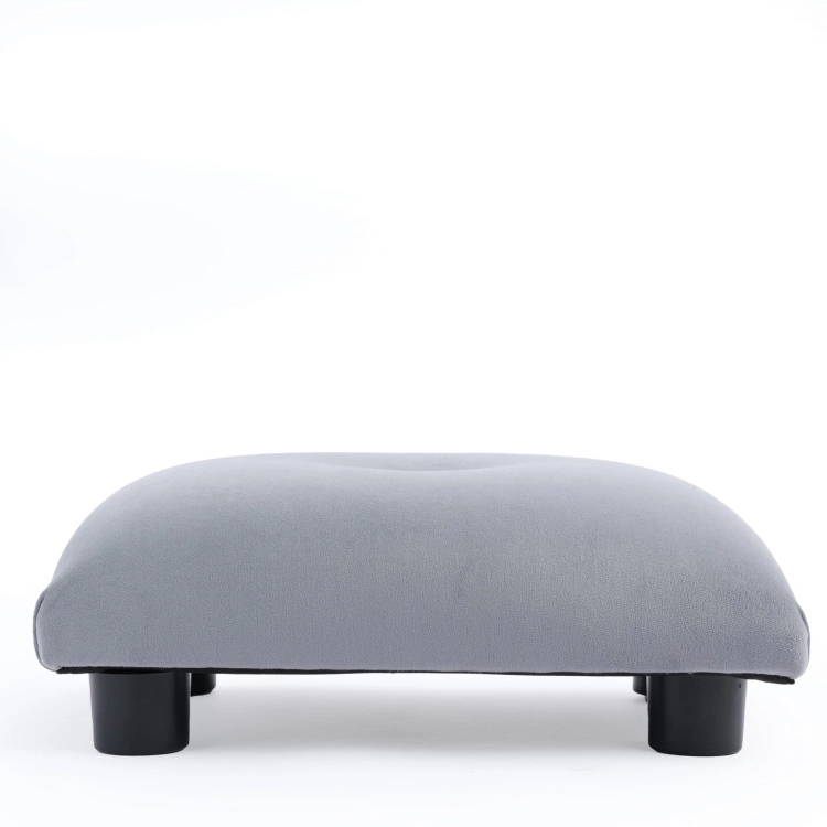 Poggiapiedi trapuntato in grigio, un elemento d'arredo comodo e decorativo