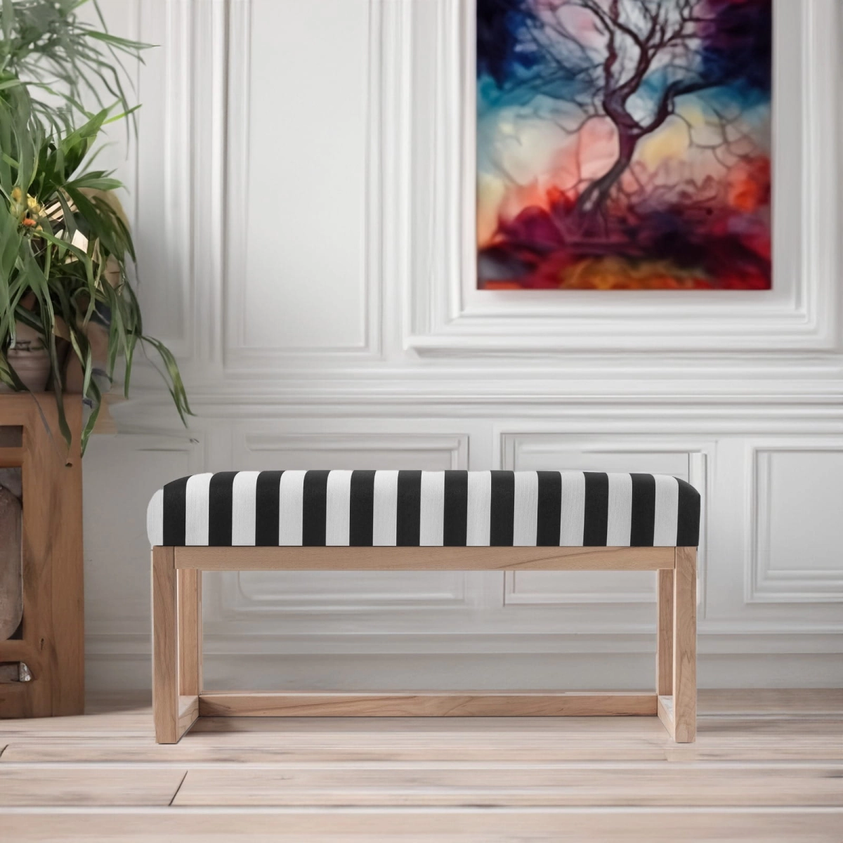 Elegante panca con rivestimento a righe e legno chiaro