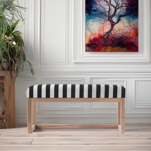Elegante panca con rivestimento a righe e legno chiaro