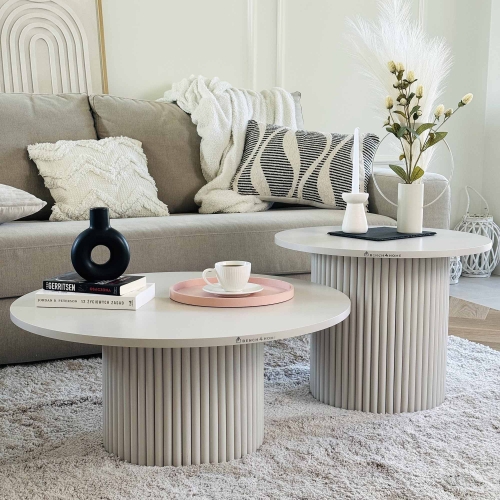 un set di tavolini da caffè bianchi scanalati