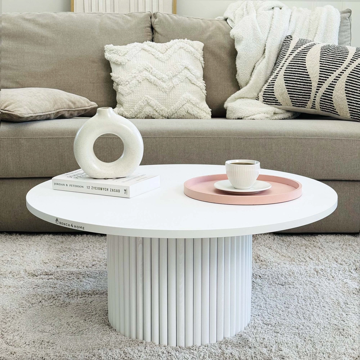 Tavolino rotondo bianco con gamba scanalata decorativa per interni luminosi e ariosi