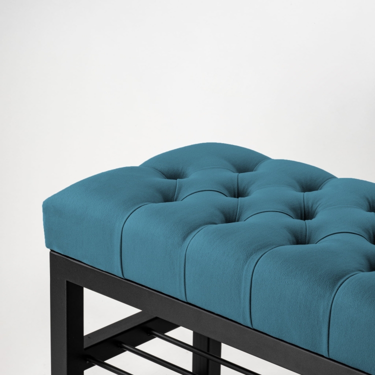 Panca trapuntata blu con struttura in acciaio e ripiani