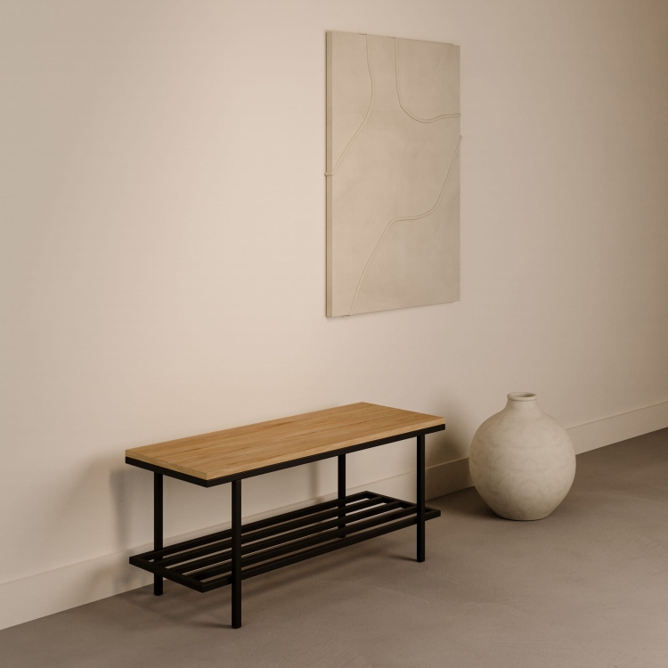 Panca in legno in stile industriale su base in acciaio nel corridoio