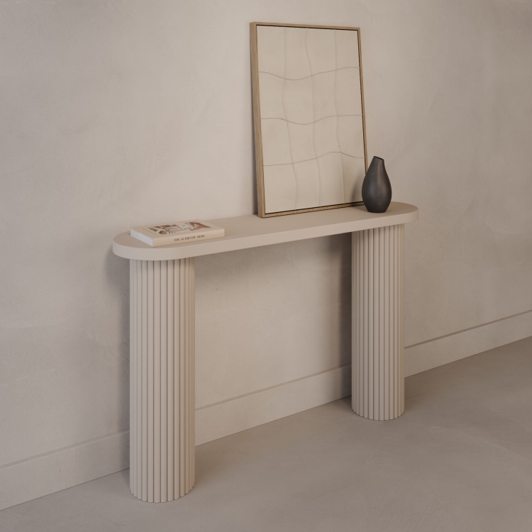 Consolle in cashmere con gambe scanalate, perfetta per l'ingresso