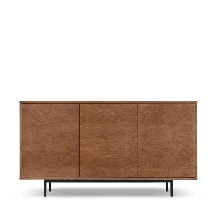 Dębowa komoda z zamykanymi szafkami na stalowej podstawie, idealna do salonu lub sypialni