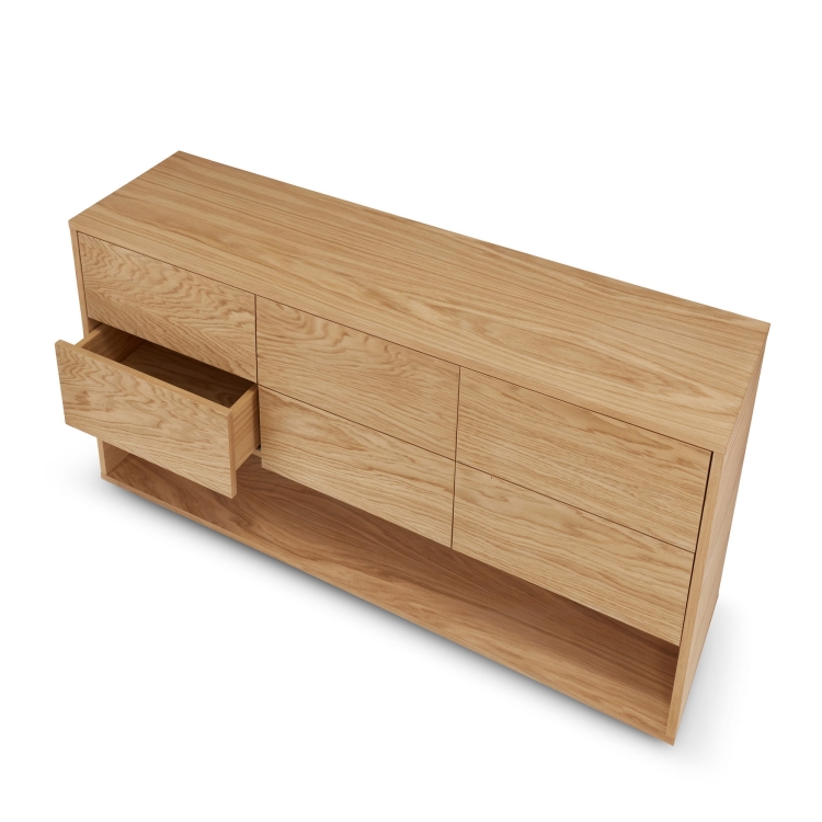 Dębowa komoda z praktycznymi szufladami, naturalne drewno i klasyczny design.