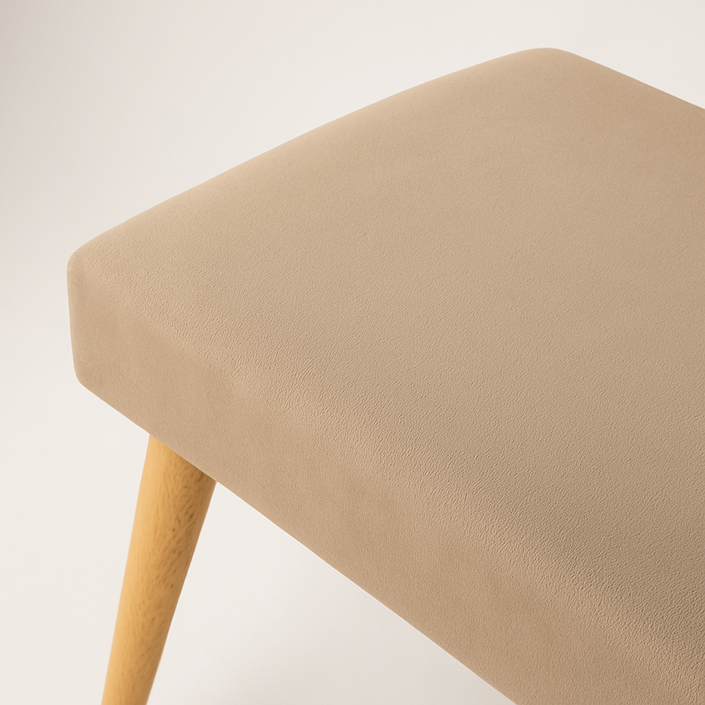 Elegante panca imbottita con gambe in legno