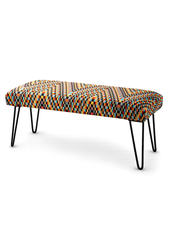 Industrialna ławka tapicerowana we wzory z czarnymi metalowymi nogami typu pin