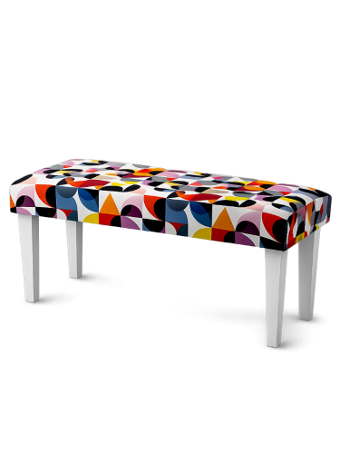 Tapicerowana ławka we wzorki na białych nogach