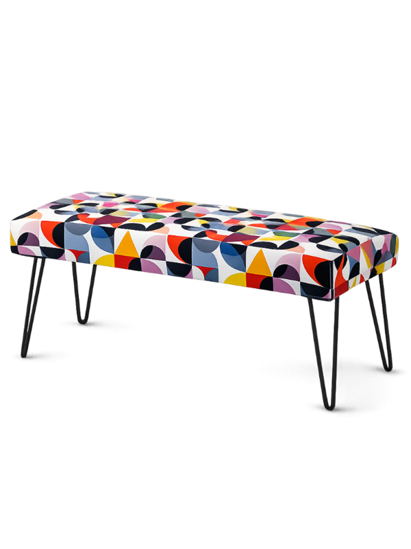 Panca imbottita con motivi colorati e gambe a forma di spillo