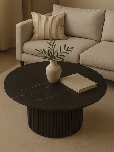 Elegante tavolo nero con piano in pietra e base scanalata per un interno elegante
