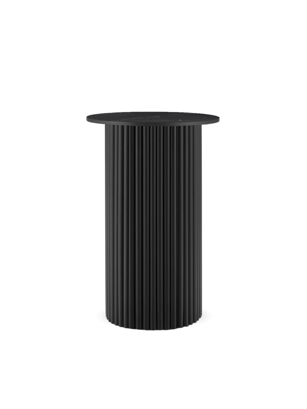 Czarny, nowoczesny stolik pomocniczy o okrągłym kamiennym blacie. Osadzony na ryflowanej nodze. Idealny akcent do nowoczesnych i luksusowych wnętrz.