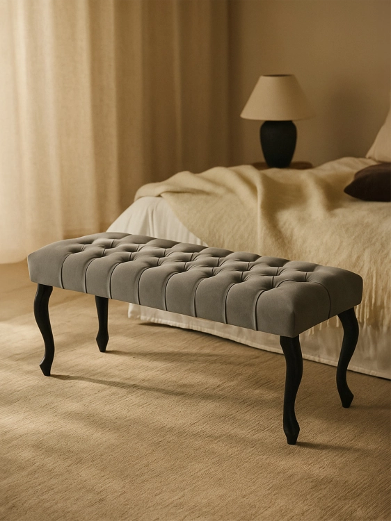 panca trapuntata grigia con gambe nere elegante e funzionale complemento d'arredo per l'ingresso