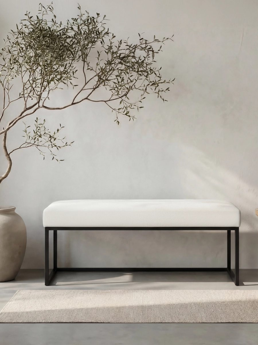 Panca da ingresso color crema con struttura in metallo