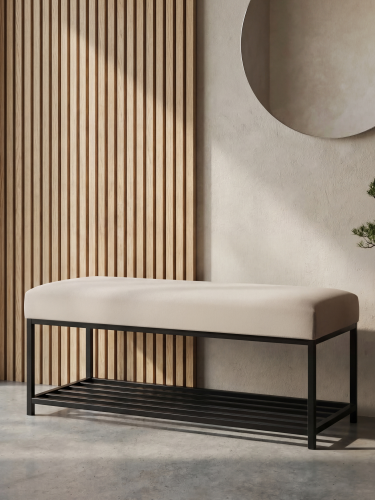 Panca beige con struttura in metallo nero