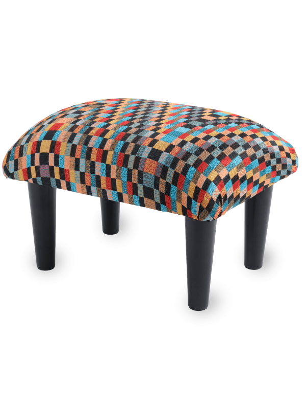 Poggiapiedi colorati per poltrone, un accento vivace ed elegante per gli interni