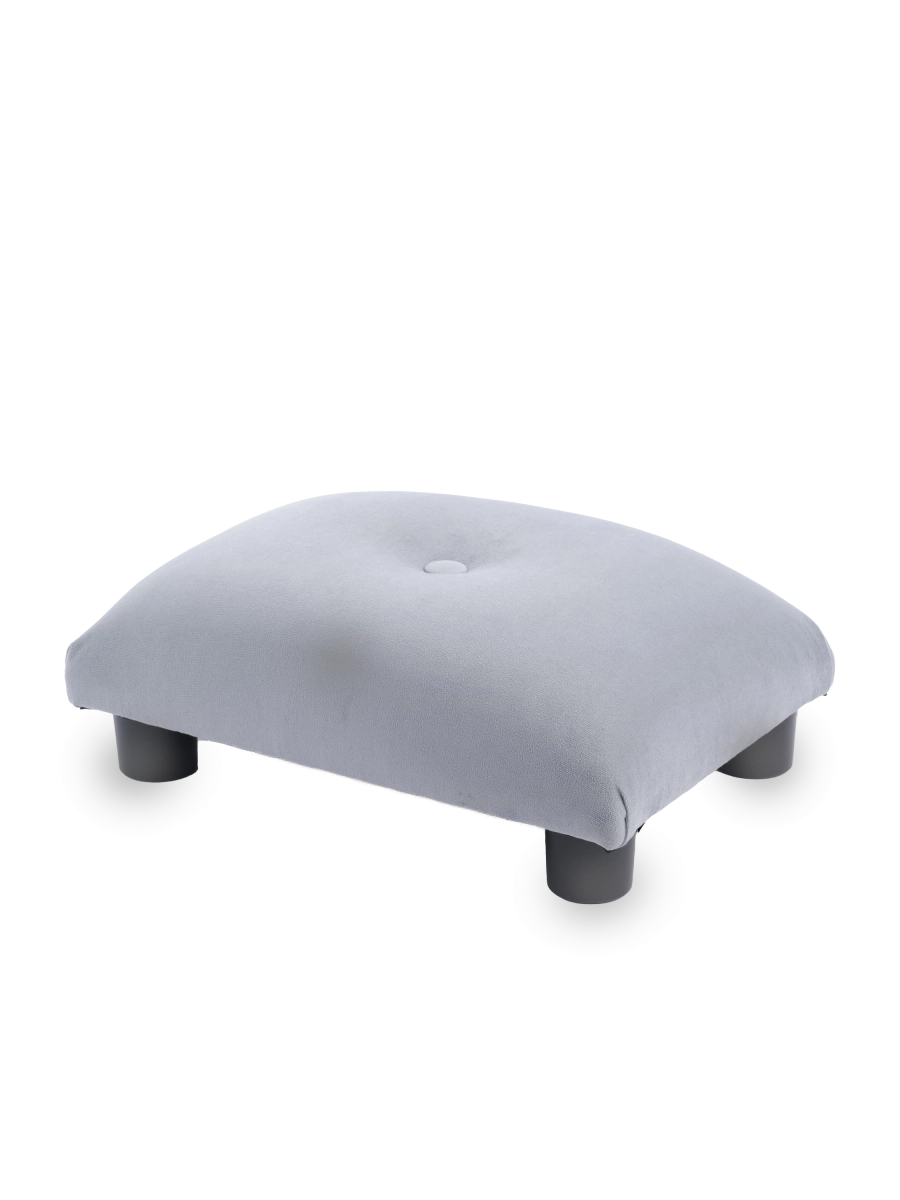 Morbido pouf trapuntato grigio, un elemento d'arredo pratico ed esteticamente gradevole