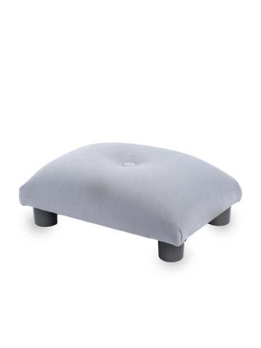 Morbido pouf trapuntato grigio, un elemento d'arredo pratico ed esteticamente gradevole