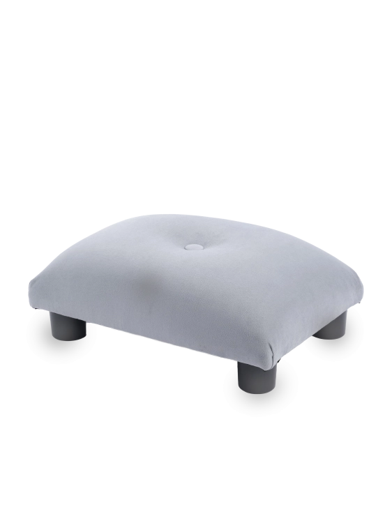 Morbido pouf trapuntato grigio, un elemento d'arredo pratico ed esteticamente gradevole