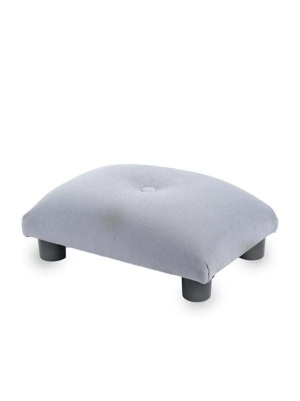 Morbido pouf trapuntato grigio, un elemento d'arredo pratico ed esteticamente gradevole