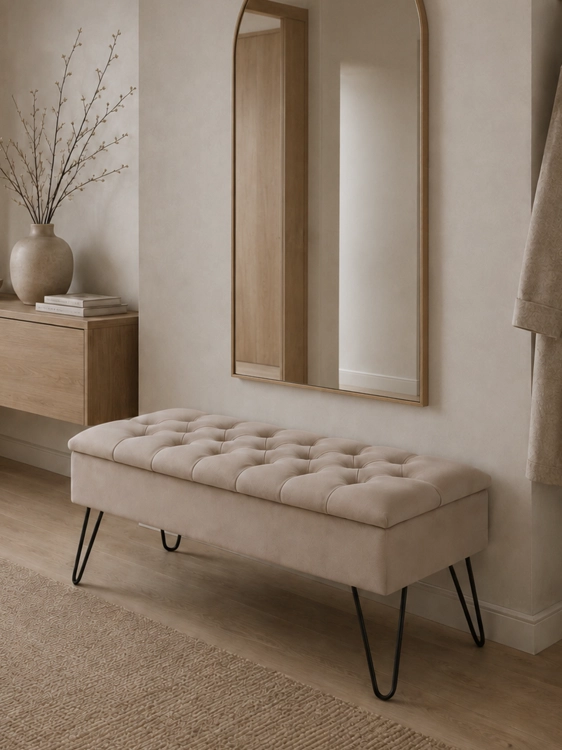 Pouf latte trapuntato con portaoggetti e gambe a spillo, un pezzo d'arredamento elegante e moderno