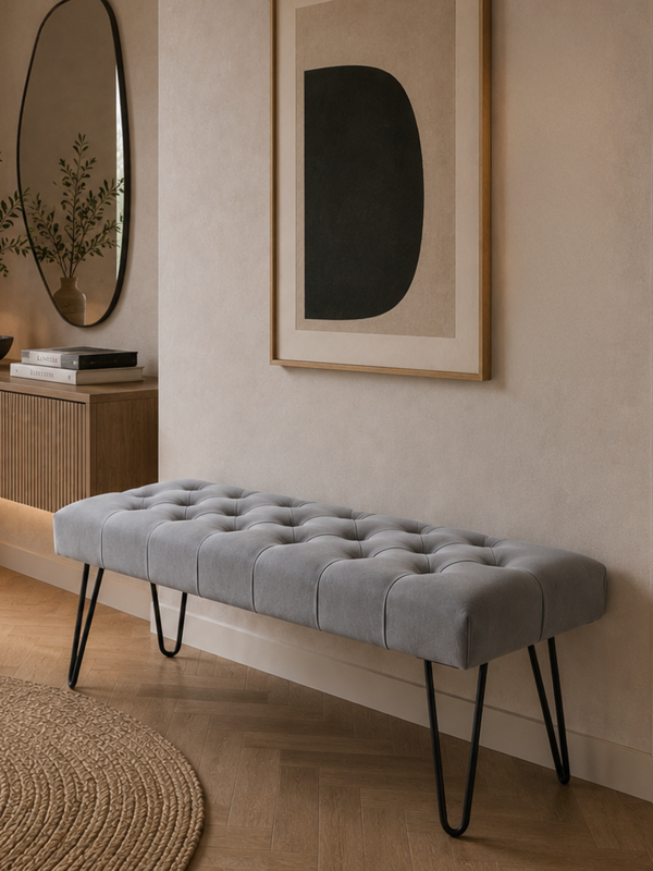 Panca grigia con seduta trapuntata e gambe metalliche a forma di spillo in stile loft