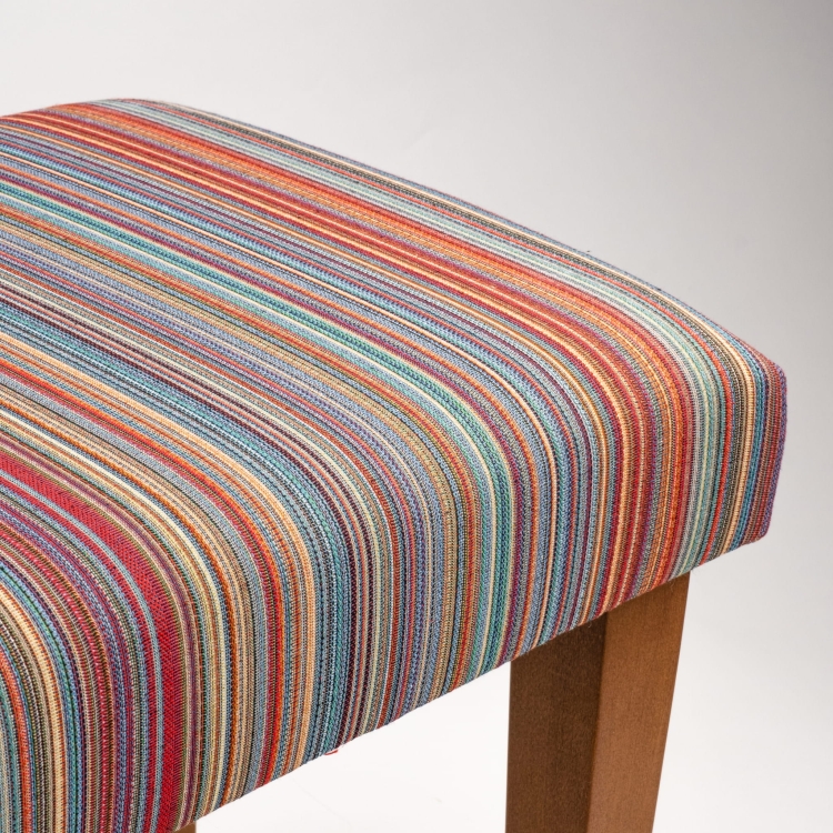 Panca imbottita a righe con gambe in legno