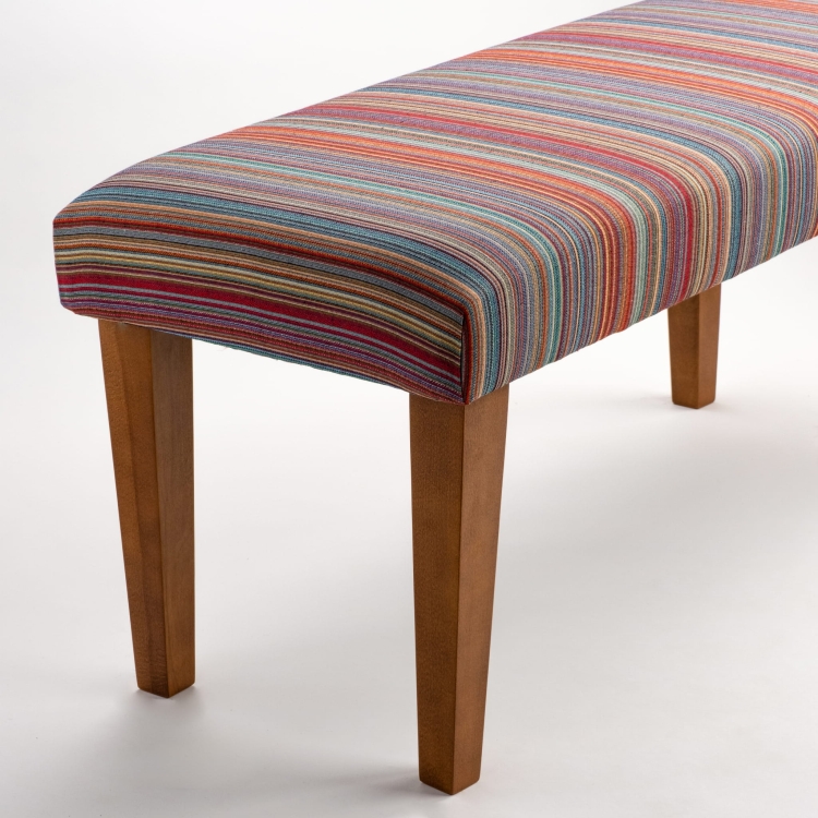 Panca imbottita a righe su gambe in legno