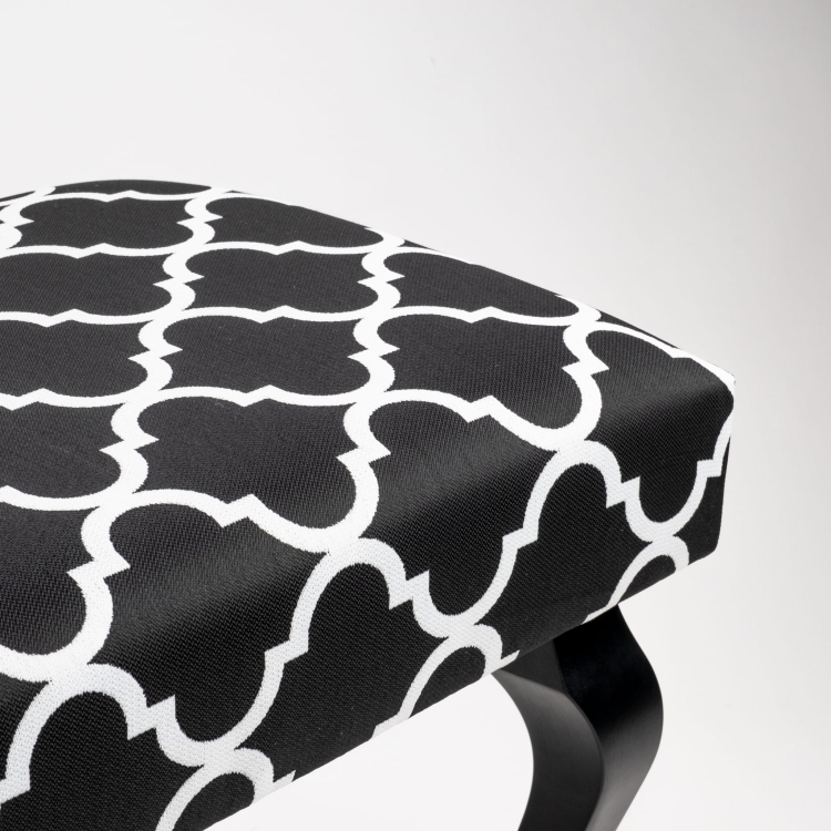 Panca decorativa con tappezzeria decorata e gambe nere