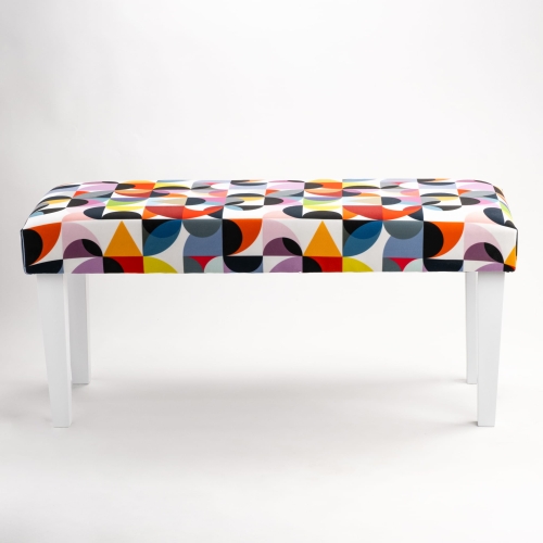 Panca con motivi su gambe bianche