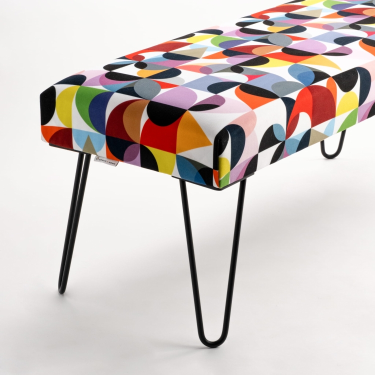 Panca modellata su gambe in metallo