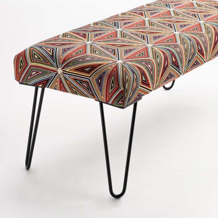 Panca imbottita con motivi su gambe in metallo, perfetta per interni industriali