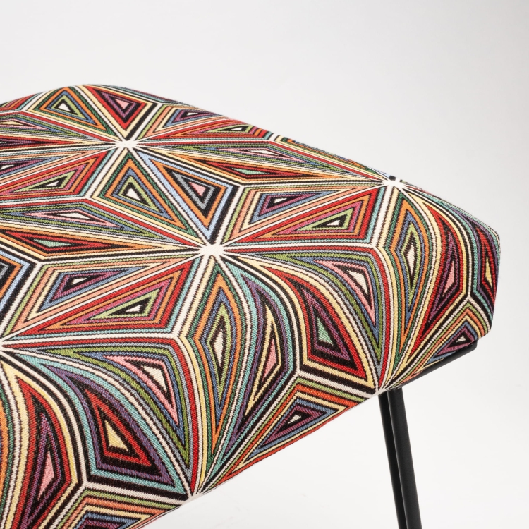 Panca modellata su gambe in metallo