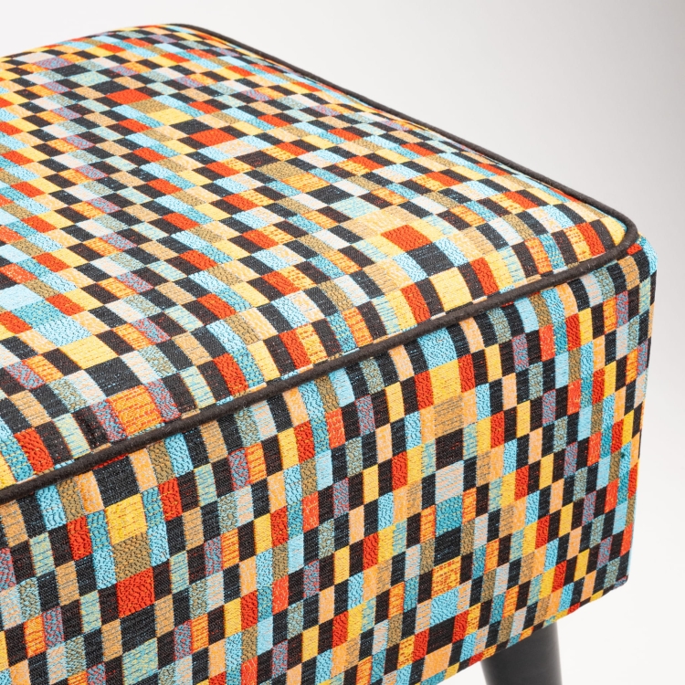 panca da ingresso imbottita colorata su gambe nere