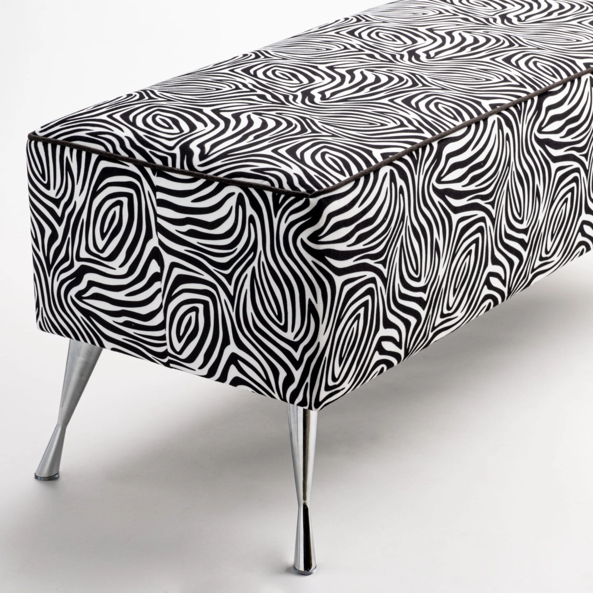 Panca Zebra con rivestimento a fantasia animale e gambe in metallo