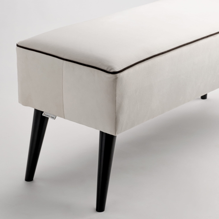 Panca color crema imbottita, perfetta per l'ingresso